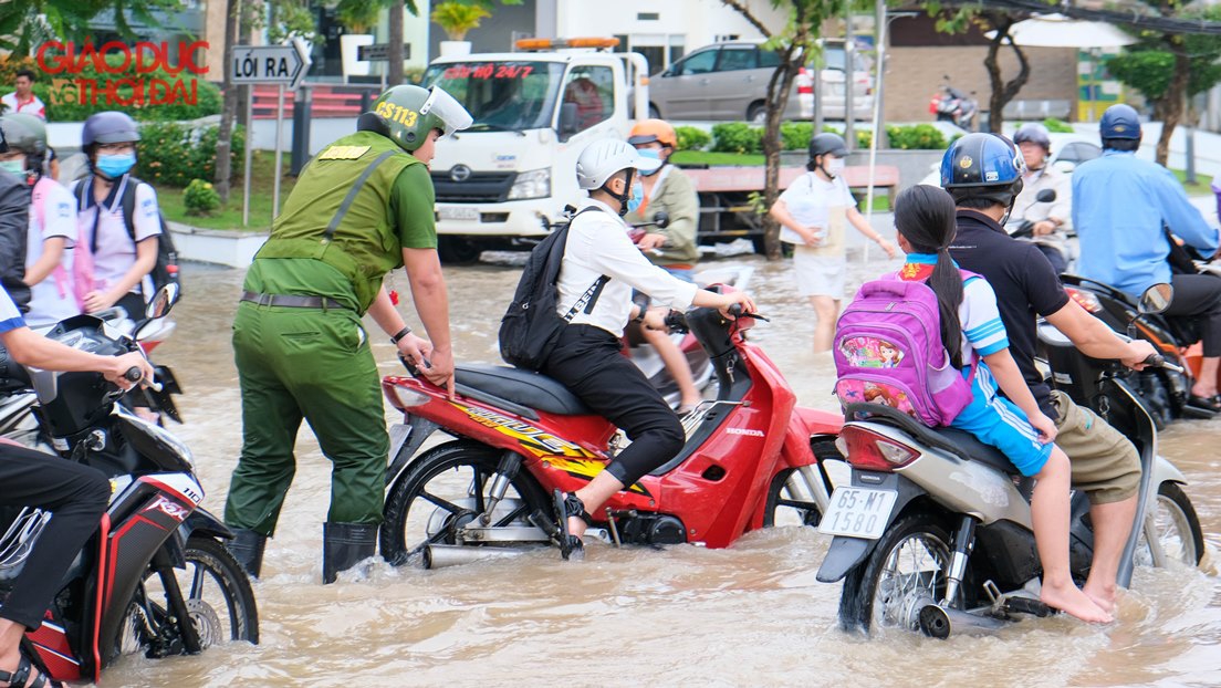 Nhà trường điều chỉnh giờ học né triều cường - Ảnh minh hoạ 9