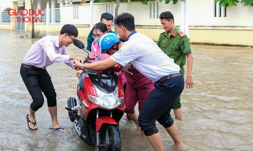 Nhà trường điều chỉnh giờ học né triều cường - Ảnh minh hoạ 13