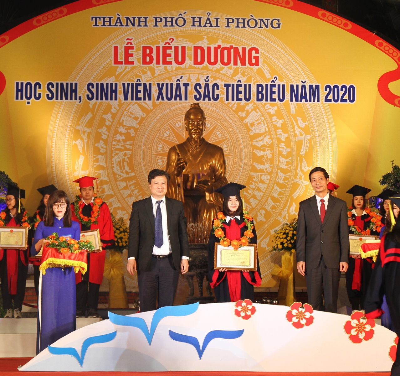 Hải Phòng: Dành 1,3 tỷ đồng biểu dương học sinh, sinh viên xuất sắc, tiêu biểu - Ảnh minh hoạ 4