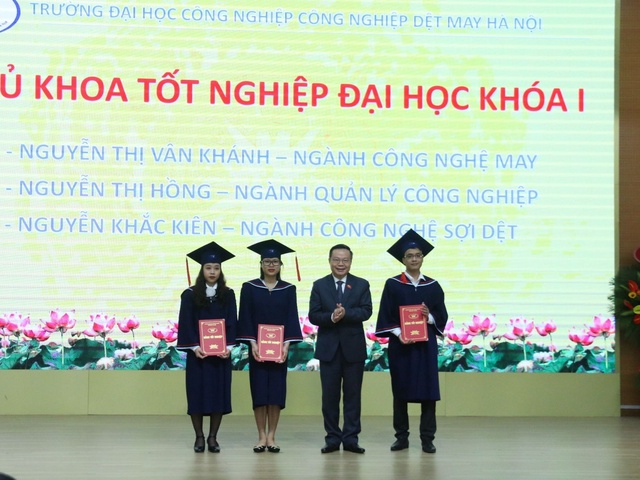 Hơn 400 sinh viên đầu tiên của Trường ĐH Công nghiệp Dệt may Hà Nội được nhận bằng ĐH