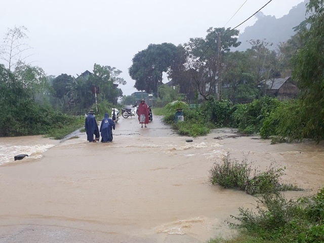 Mưa lớn, nước sông dâng tràn vào nhiều trường học tại Nghệ An