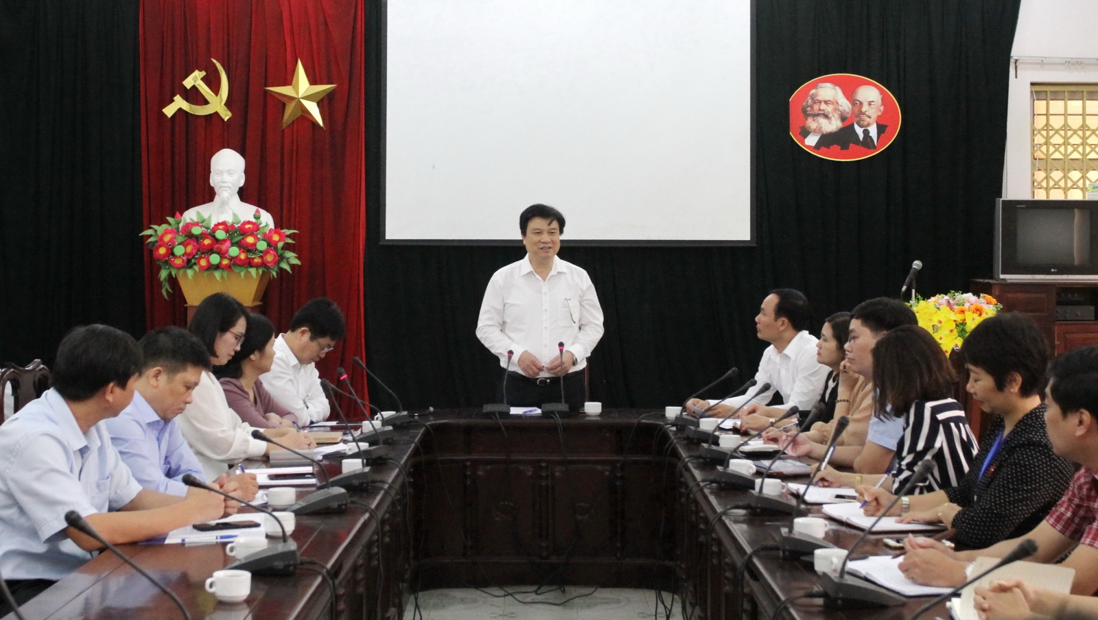 Thứ trưởng Nguyễn Hữu Độ kiểm tra công tác chuẩn bị chương trình giáo dục phổ thông mới tại Trường Hữu nghị T78