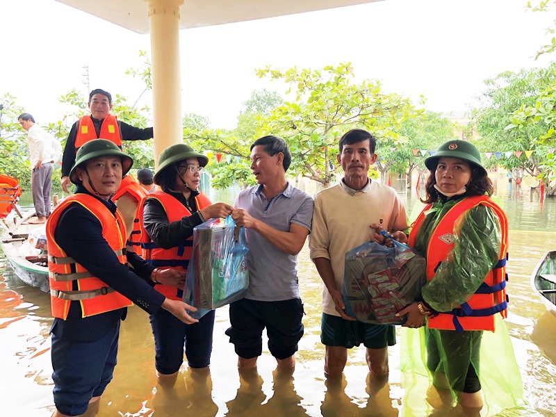 Trường học Hà Tĩnh mênh mông nước, giáo viên tranh thủ tham gia cứu trợ - Ảnh minh hoạ 6