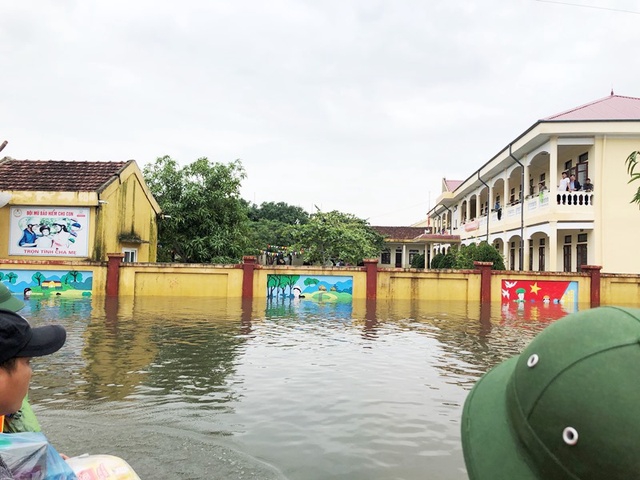 Trường học Hà Tĩnh mênh mông nước, giáo viên tranh thủ tham gia cứu trợ