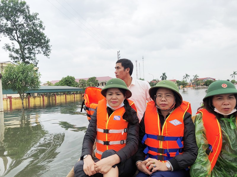 Trường học Hà Tĩnh mênh mông nước, giáo viên tranh thủ tham gia cứu trợ - Ảnh minh hoạ 2