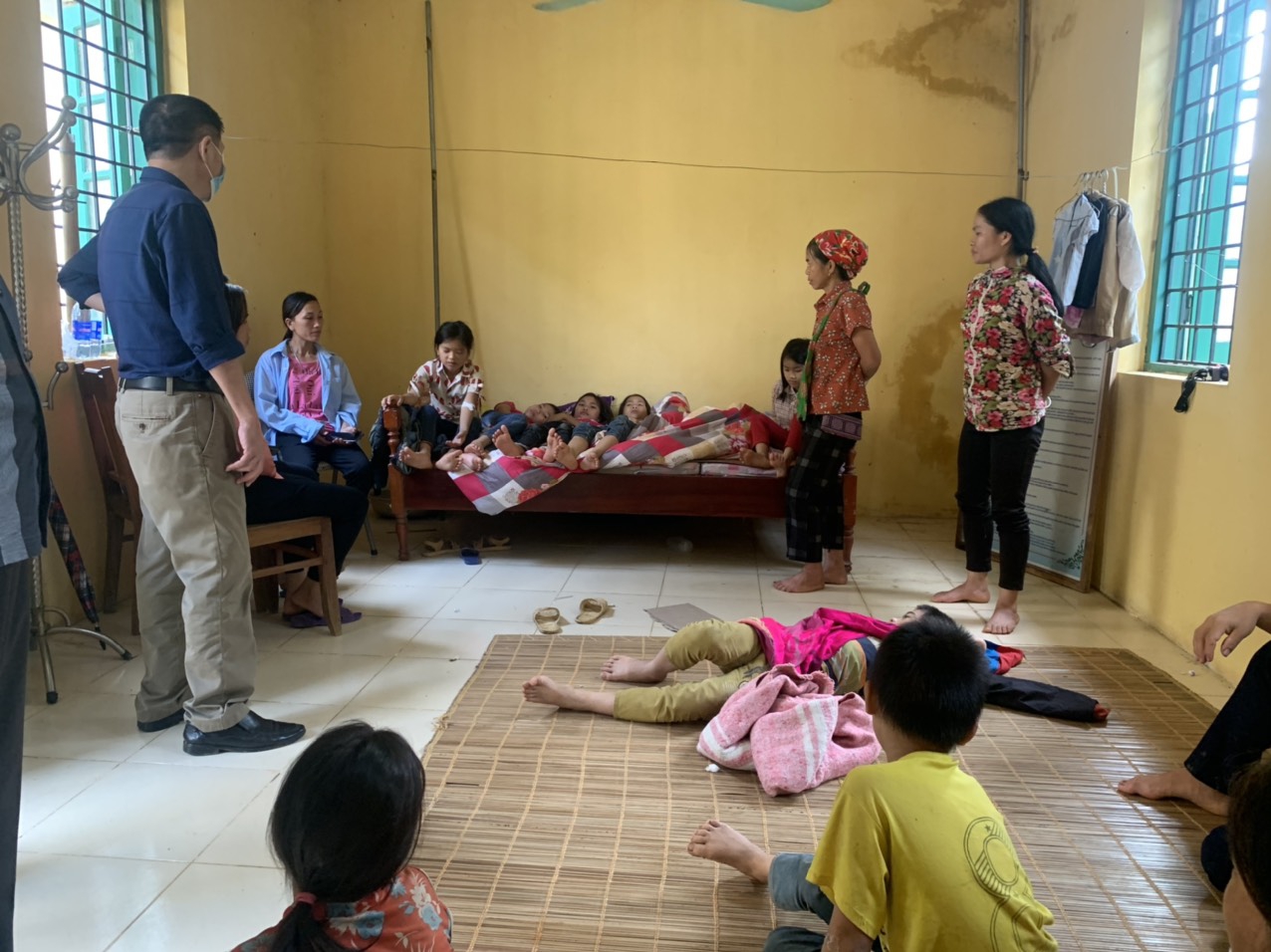 Lào Cai: 57 học sinh nhập viện nghi do ngộ độc thực phẩm - Ảnh minh hoạ 2