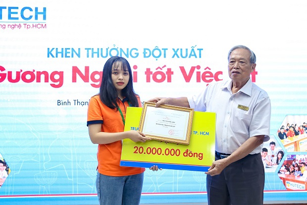 Khen thưởng nữ sinh viên nhặt 200 triệu đồng trả người đánh rơi