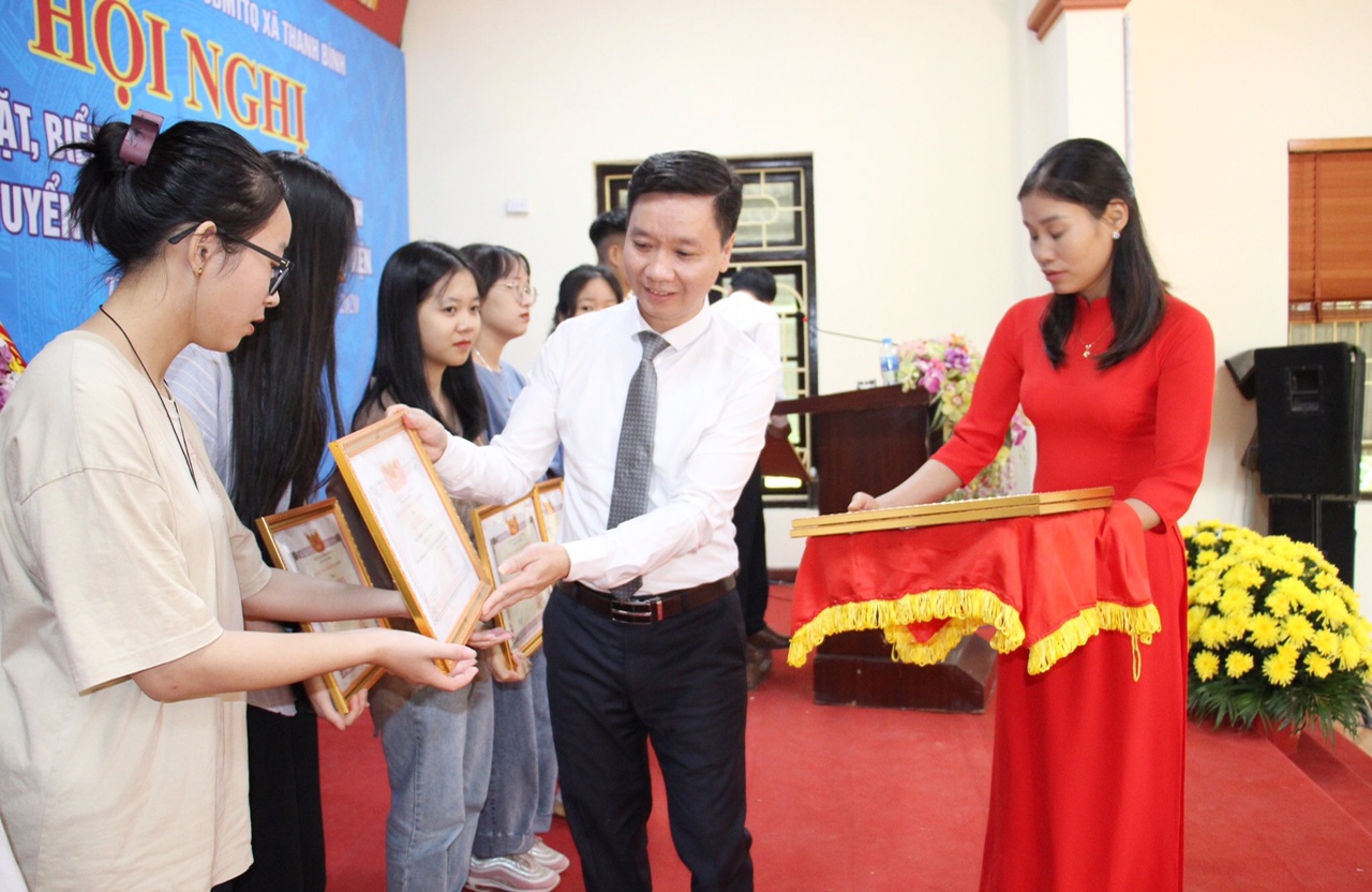 Xã Thanh Bình: Khen thưởng 34 tân sinh viên trúng tuyển các trường Đại học