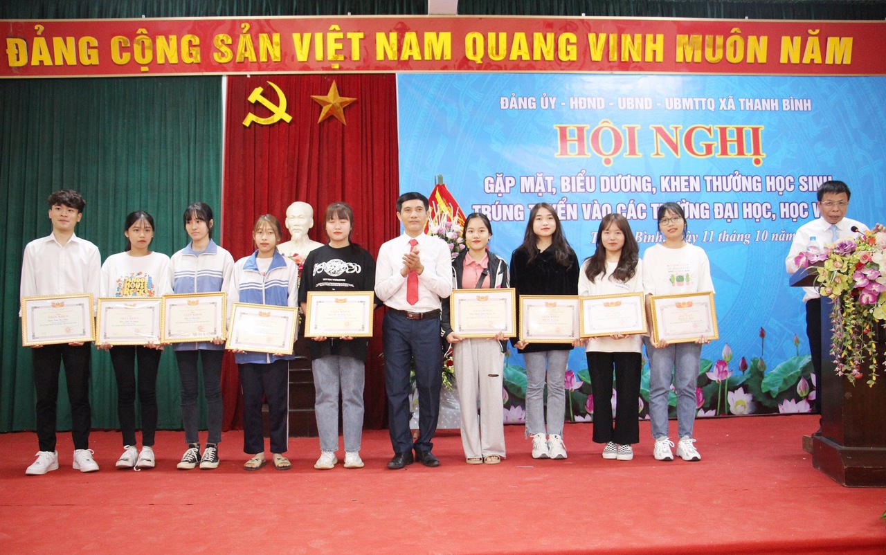 Xã Thanh Bình: Khen thưởng 34 tân sinh viên trúng tuyển các trường Đại học - Ảnh minh hoạ 4