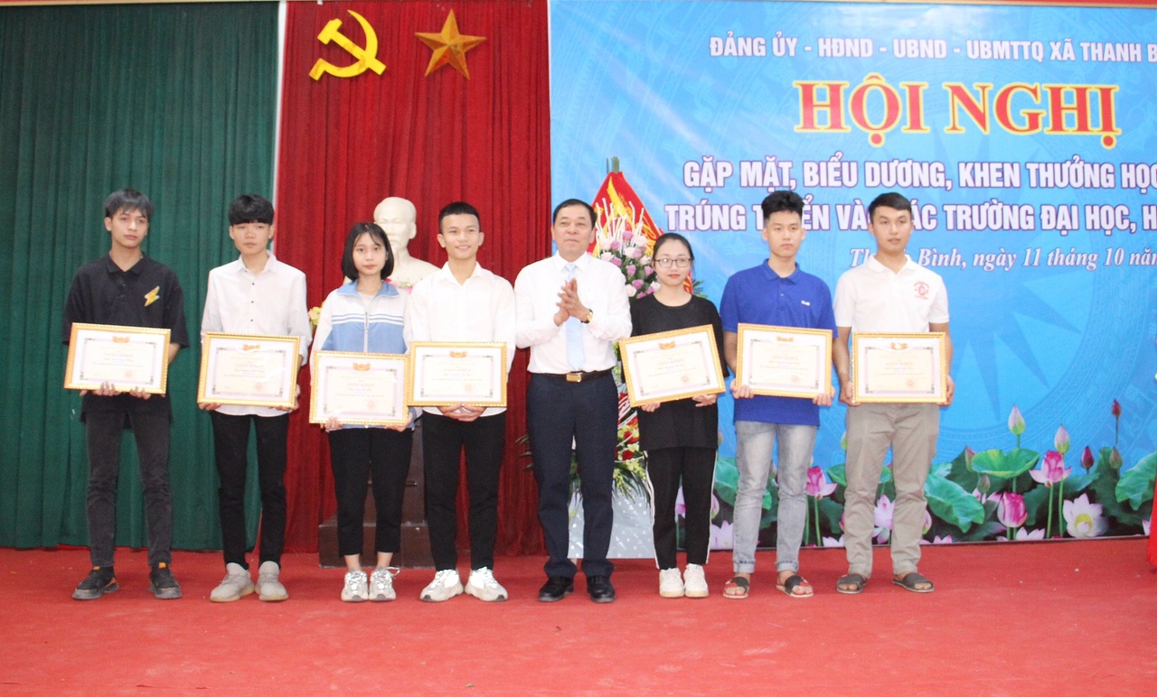 Xã Thanh Bình: Khen thưởng 34 tân sinh viên trúng tuyển các trường Đại học - Ảnh minh hoạ 5