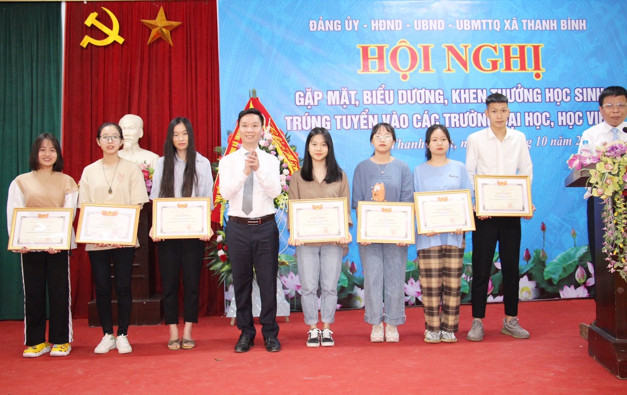 Xã Thanh Bình: Khen thưởng 34 tân sinh viên trúng tuyển các trường Đại học - Ảnh minh hoạ 6