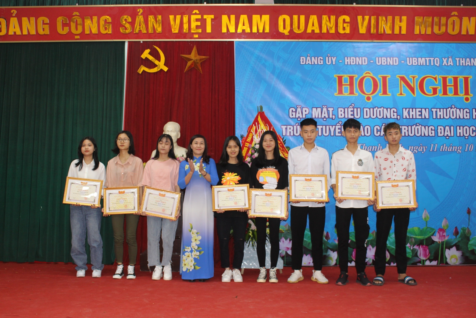 Xã Thanh Bình: Khen thưởng 34 tân sinh viên trúng tuyển các trường Đại học - Ảnh minh hoạ 7