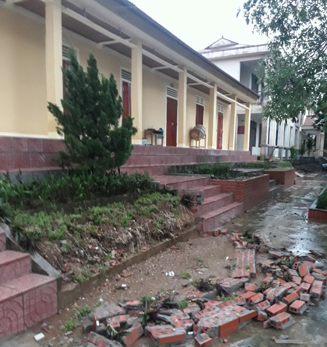 Nước lũ lên nhanh, trường học ở Nghệ An hối hả di dời đồ đạc, thiết bị - Ảnh minh hoạ 3