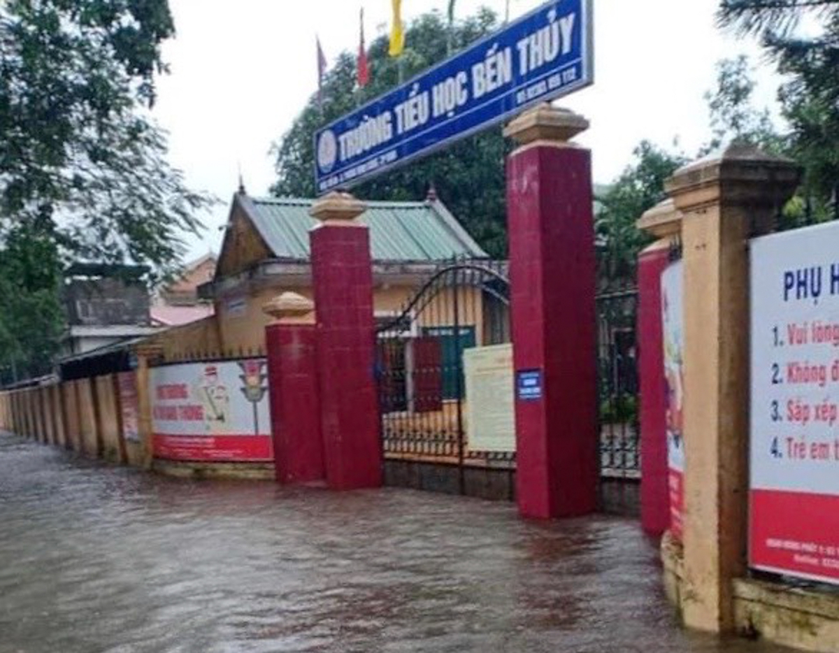 Nước lũ lên nhanh, trường học ở Nghệ An hối hả di dời đồ đạc, thiết bị - Ảnh minh hoạ 7