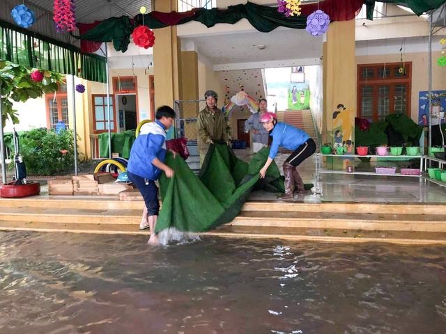 Nước lũ lên nhanh, trường học ở Nghệ An hối hả di dời đồ đạc, thiết bị
