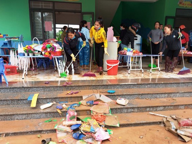 Hơn 100 nghìn học sinh Hà Tĩnh trở lại trường sau lũ lụt