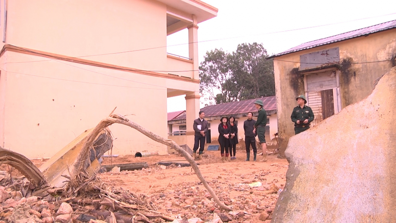 Quảng Trị nỗ lực dọn dẹp bùn đất sau mưa lũ đón học sinh trở lại trường - Ảnh minh hoạ 6