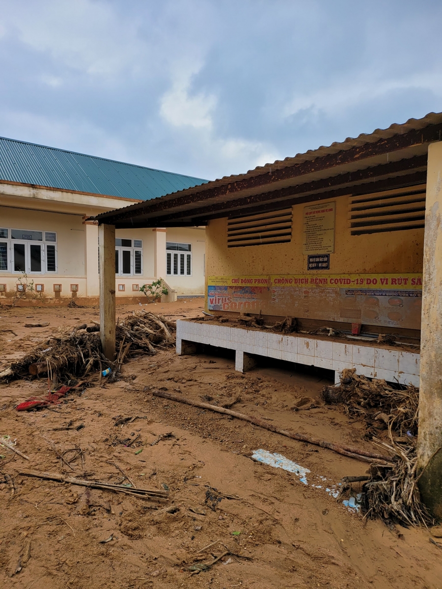 Quảng Trị nỗ lực dọn dẹp bùn đất sau mưa lũ đón học sinh trở lại trường - Ảnh minh hoạ 5