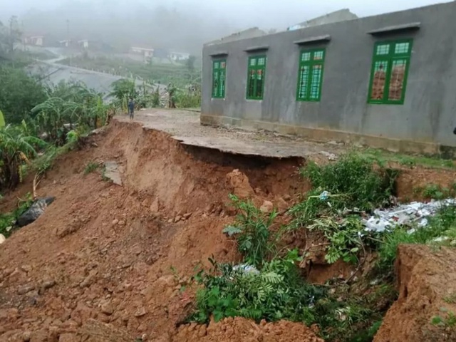 Quảng Ngãi: Tìm mặt bằng xây phòng học cho HS học nhờ sân nhà dân ở Trà Khương