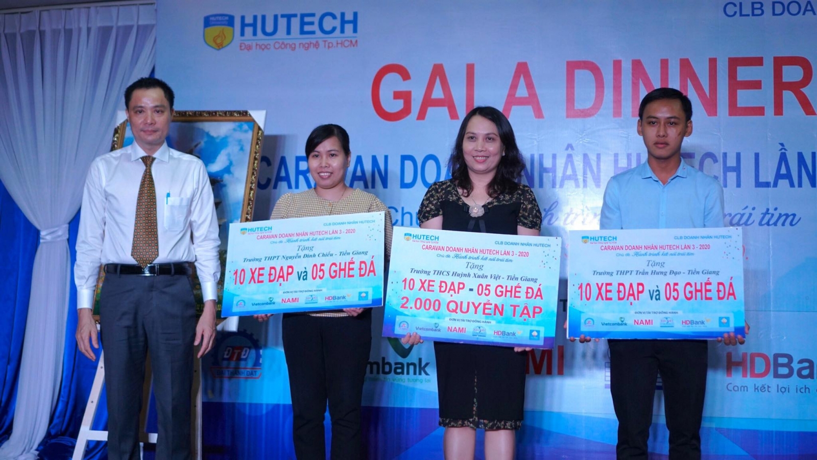 Caravan Doanh nhân HUTECH 2020: Mang yêu thương đến với học sinh khó khăn - Ảnh minh hoạ 2