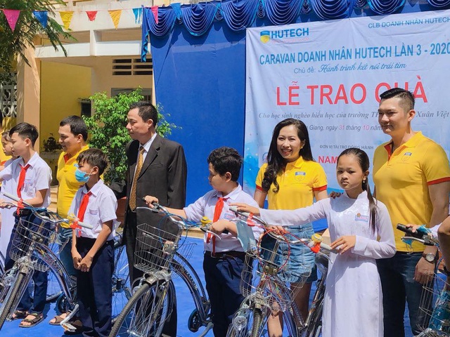 Caravan Doanh nhân HUTECH 2020: Mang yêu thương đến với học sinh khó khăn