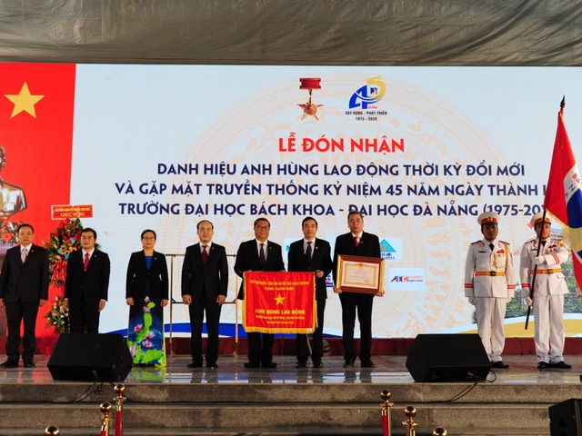 Trường ĐH Bách khoa Đà Nẵng đón danh hiệu Anh hùng lao động thời kỳ đổi mới