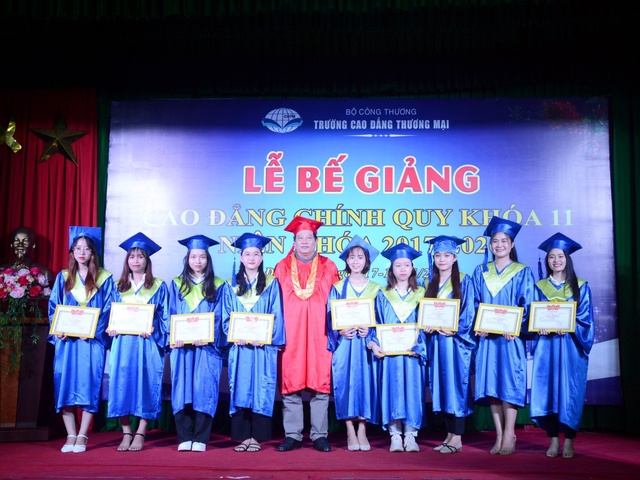 Cao đẳng Thương mại Đà Nẵng trao bằng tốt nghiệp cho gần 700 sinh viên