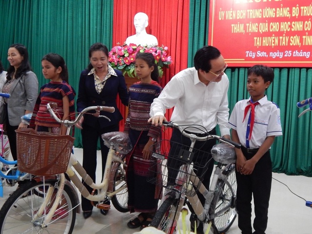 Bộ trưởng Phùng Xuân Nhạ động viên học sinh hoàn cảnh khó khăn tại Bình Định