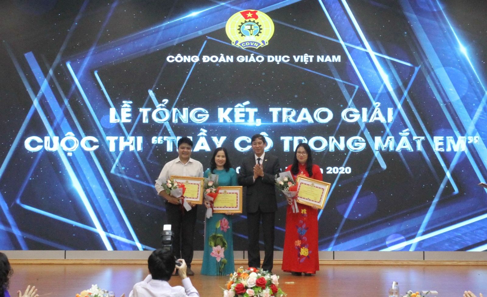 Trao giải cuộc thi Thầy cô trong mắt em - Ảnh minh hoạ 6