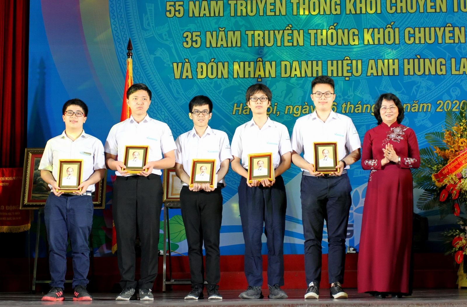 Trường THPT chuyên Khoa học Tự nhiên đón nhận danh hiệu Anh hùng Lao động - Ảnh minh hoạ 3