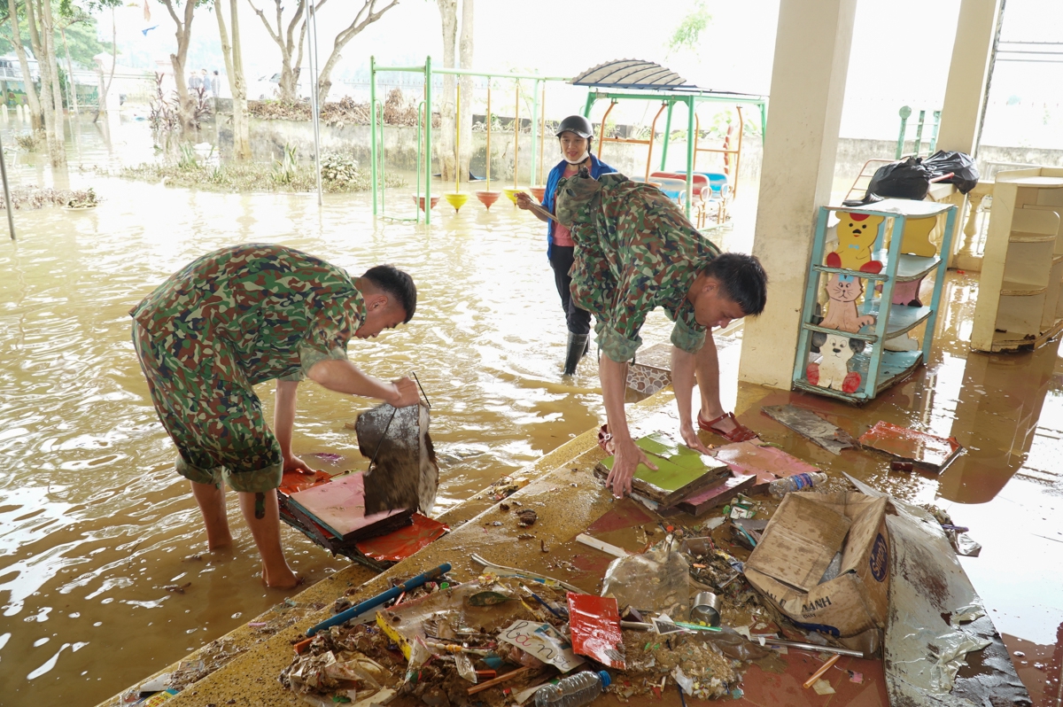 Trường học Nghệ An bị ảnh hưởng mưa lũ: Nước rút đến đâu, dọn dẹp đến đó - Ảnh minh hoạ 3