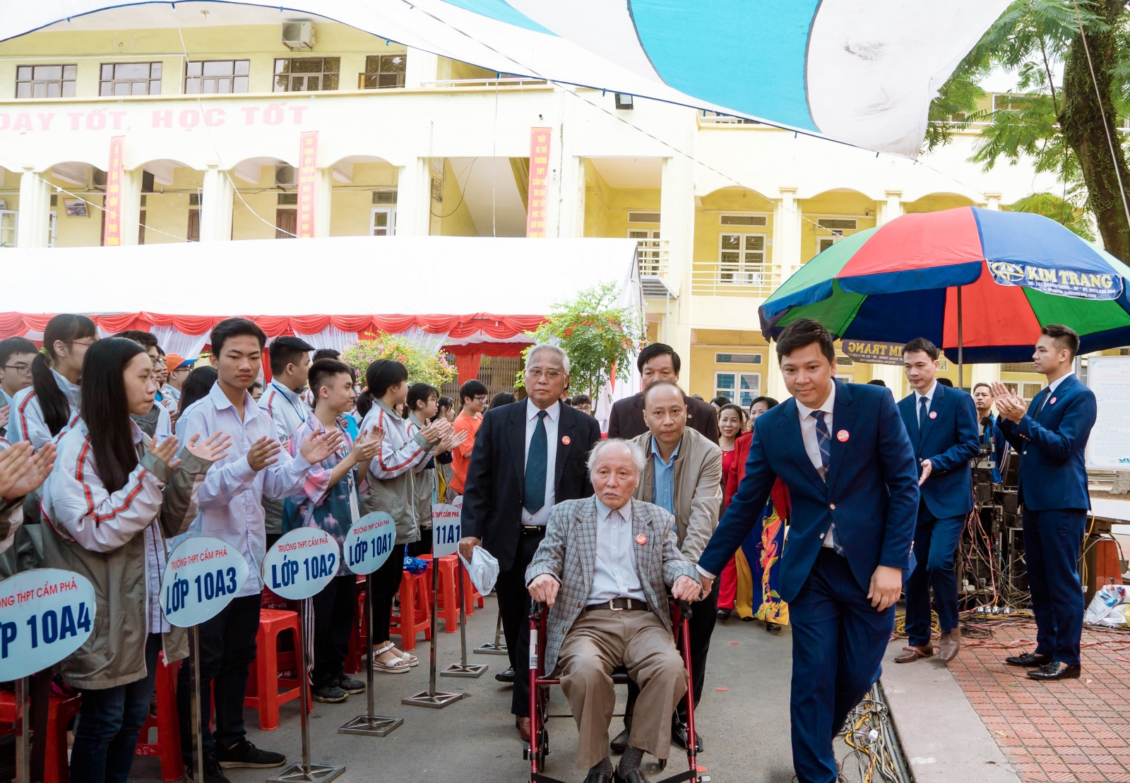 Trường THPT Cẩm Phả đón nhận Cờ thi đua của Thủ tướng Chính phủ - Ảnh minh hoạ 2