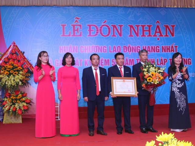 Trường THPT Tam Nông (Phú Thọ) đón nhận Huân chương Lao động hạng Nhất