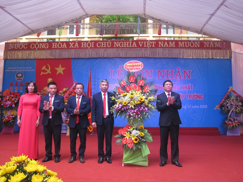 Trường THPT Tam Nông (Phú Thọ) đón nhận Huân chương Lao động hạng Nhất - Ảnh minh hoạ 2