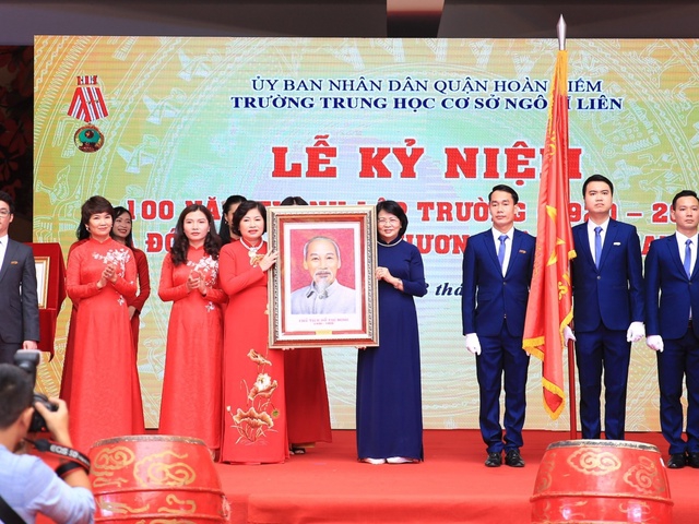 Trường THCS Ngô Sĩ Liên (Hà Nội) đón nhận Huân chương Độc lập hạng Nhì