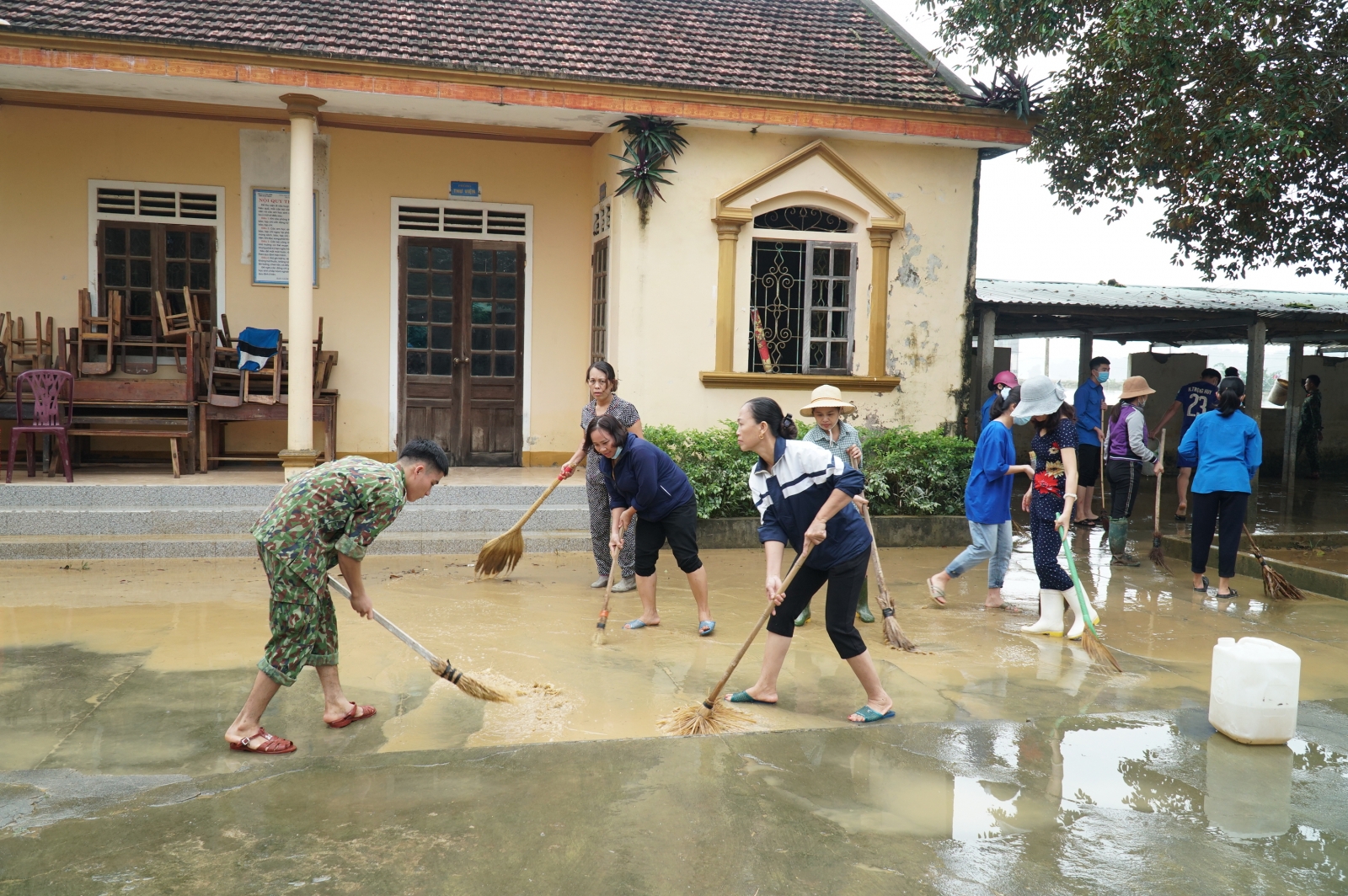 Trường học sau lũ: Dạy bù nhưng không gây áp lực cho thầy và trò - Ảnh minh hoạ 4