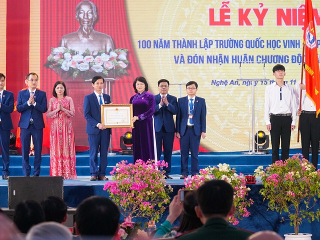 Phó Chủ tịch nước trao Huân chương Độc lập hạng Nhì cho trường 100 tuổi xứ Nghệ