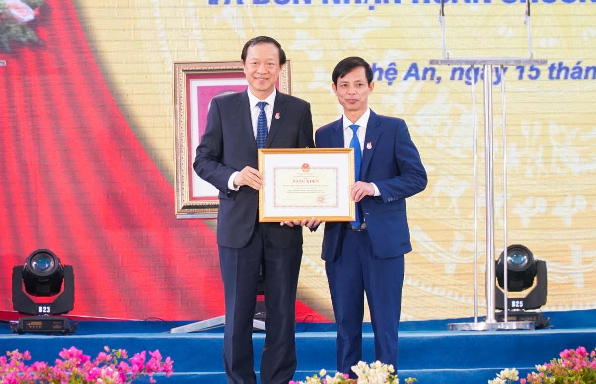 Phó Chủ tịch nước trao Huân chương Độc lập hạng Nhì cho trường 100 tuổi xứ Nghệ - Ảnh minh hoạ 4