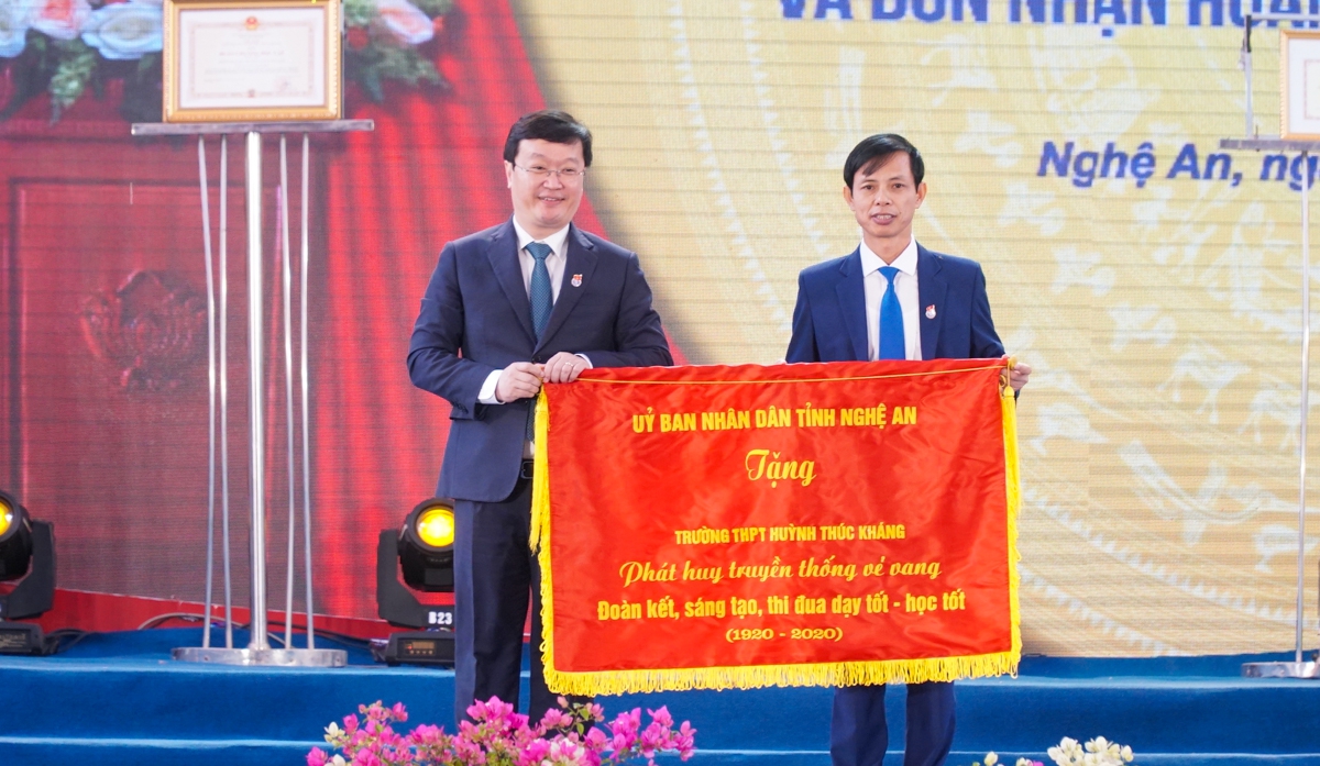 Phó Chủ tịch nước trao Huân chương Độc lập hạng Nhì cho trường 100 tuổi xứ Nghệ - Ảnh minh hoạ 5