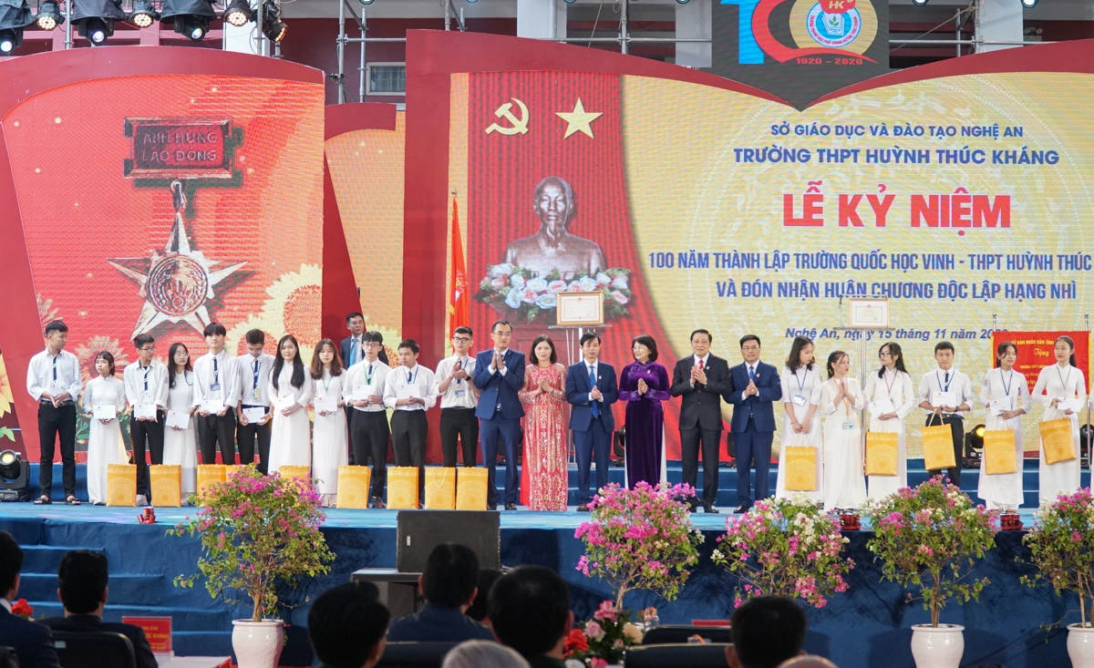 Phó Chủ tịch nước trao Huân chương Độc lập hạng Nhì cho trường 100 tuổi xứ Nghệ - Ảnh minh hoạ 6