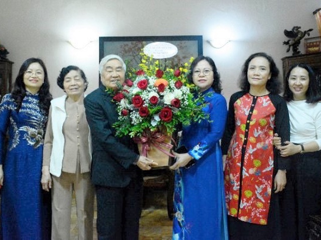Thứ trưởng Ngô Thị Minh thăm và chúc mừng các nhà giáo lão thành