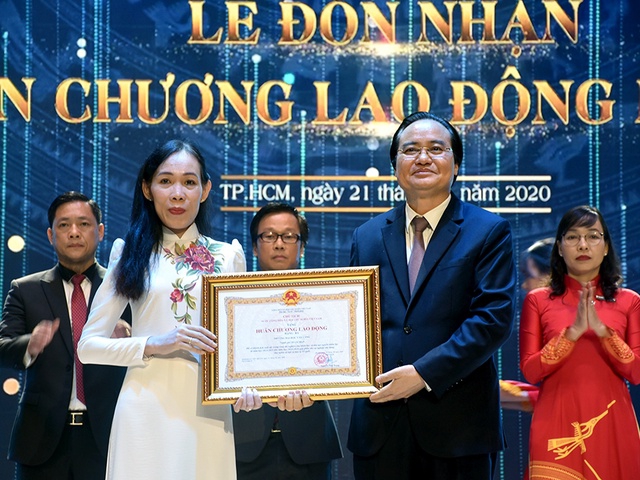 Trường ĐH Văn Lang đón nhận Huân chương Lao động hạng Ba