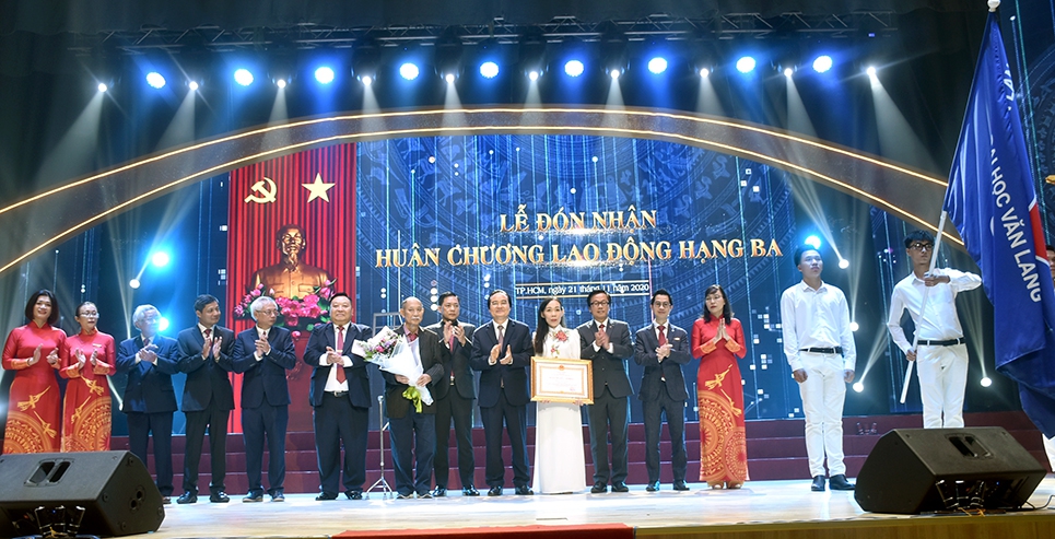 Trường ĐH Văn Lang đón nhận Huân chương Lao động hạng Ba - Ảnh minh hoạ 3