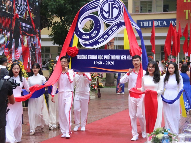 Trường THPT Yên Hòa (Hà Nội) đón nhận Cờ thi đua của Chính phủ
