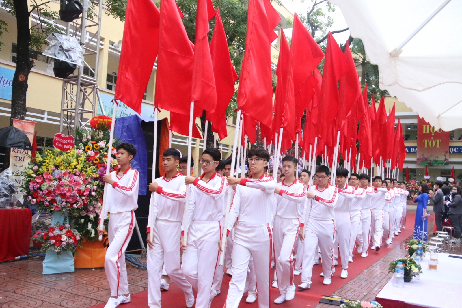 Trường THPT Yên Hòa (Hà Nội) đón nhận Cờ thi đua của Chính phủ - Ảnh minh hoạ 2