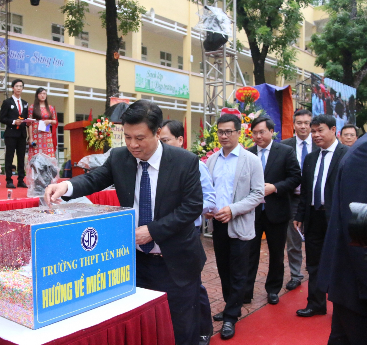 Trường THPT Yên Hòa (Hà Nội) đón nhận Cờ thi đua của Chính phủ - Ảnh minh hoạ 3