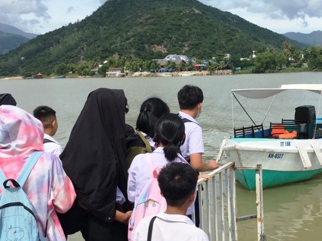 Hơn 200 học sinh tại Nha Trang đến trường bằng ca nô vì cầu bị cuốn trôi