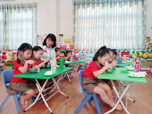 Phụ huynh "ghé vai" lo bữa ăn cho trẻ mầm non vùng khó