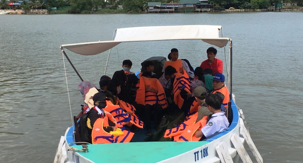 Hơn 200 học sinh tại Nha Trang đến trường bằng ca nô vì cầu bị cuốn trôi - Ảnh minh hoạ 2
