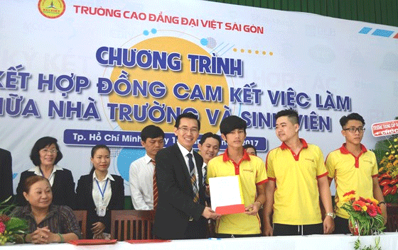 Dịch rập rình, trường học nặng nỗi lo tài chính